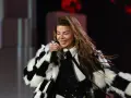 Edyta Górniak w szachownicznym futrze, z różowym makijażem oczu, śpiewa na scenie. Pamiętny występ na Eurowizji.