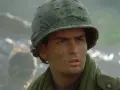 Charlie Sheen w wojskowym hełmie, jak w jego słynnych **filmach, serialach i programach**.