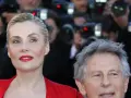 Emmanuelle Seigner, żona Romana Polańskiego, na czerwonym dywanie, otoczona przez fotoreporterów.