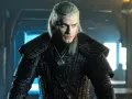 Geralt z Rivii w zbroi, gotowy do walki. Wiedźmin kolejność wydarzeń w jego życiu jest skomplikowana.
