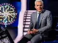 Szary garnitur, niebieski krawat i logo "Milionerzy" - czy to zapowiedź, że wkrótce zobaczymy, co może być warkoczowe milionerzy?