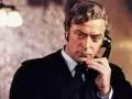 Michael Caine w jednym ze swoich kultowych filmów, rozmawia przez telefon.