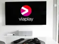 Telewizor z logo Viaplay. Na stole piloty, gotowi do oglądania.