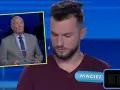 Maciej w Familiadzie zastanawia się, jakie mamy rodzaje mąki. Prowadzący w garniturze trzyma tablet.