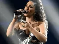 Eurowizja Polska reprezentanci: Blanka śpiewa na scenie w futurystycznym stroju, trzymając mikrofon.