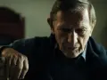 Jan Englert w filmach, zamyślony, z dłonią opartą o laskę.