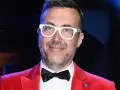 DJ z "Jaka to melodia?" w czerwonej marynarce i białych okularach, gotowy do zabawy.