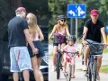 Rodzina na rowerach: rodzacewicz z żoną i dzieckiem cieszą się wspólnym przejazdem.