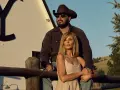 John Dutton i Beth Dutton na ranczu w Yellowstone sezon 5. Słońce zachodzi nad Montaną, a oni patrzą w dal.
