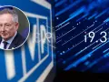 Mężczyzna w okularach na tle flagi UE, obok logo TVP w likwidacji i cyfrowego zegara 19:30.