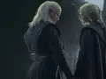 Dwie postacie o blond włosach, w mrocznych strojach, patrzą na siebie. Zapowiedź **Ród smoka sezon 3**.