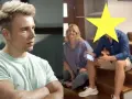 Kamil z "Barw Szczęścia" w jasnej koszulce i jego koleżanka z żółtą gwiazdą zamiast twarzy, siedzą na schodach.