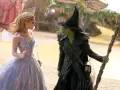 Glinda i Zielona Wiedźma w krainie Oz. Chcesz wiedzieć, **wicked gdzie obejrzeć**?