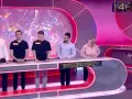 Na placu zabaw Familiady można znaleźć drużynę "Integratorzy" i prowadzącego.
