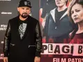 Patryk Vega na premierze filmu "Plagi Breslau". Reżyser w czapce i skórzanej kurtce.