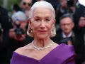 Helen Mirren w fioletowej sukni, olśniewająca na czerwonym dywanie. Jej bogata kariera obejmuje niezliczone filmy, seriale i programy.