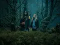 Dwie kobiety w mrocznym lesie. Zastanawiasz się, co warto obejrzeć na Netflix? Może ten tajemniczy serial?