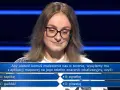 Młoda kobieta w okularach na tle niebieskich pasów, zastanawia się nad pytaniem z teleturnieju: "Aby ułatwić komuś znalezienie nas w terenie, wysyłamy mu z aplikacji mapowej na jego telefon znacznik lokalizacyjny, czyli: B: agrafkę".