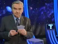 Tadeusz Sznuk, prowadzący Jeden z dziesięciu, trzyma karty z numerami.