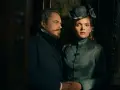 Para z epoki wiktoriańskiej, jak z serialu "Lalka" Netflix, w mrocznym wnętrzu.