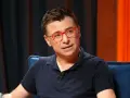 Kacper Kuszewski w okularach, rozmawiający z żoną.