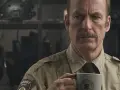 Bob Odenkirk w roli szeryfa z kubkiem w dłoni. Jego filmy, seriale i programy to gwarancja świetnej rozrywki.