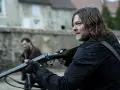 Daryl Dixon z sezonu 3, z blizną na twarzy, celuje z dwururki. W tle inny mężczyzna.