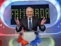Uśmiechnięty prowadzący w garniturze zachęca do zgłoszenia się do Familiady. Na scenie kolorowe motyle i plansza z literami.