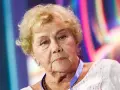Teresa Lipowska, żyje i ma się dobrze, uśmiecha się do obiektywu.