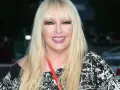 Uśmiechnięta Maryla Rodowicz, znana z przebojów, w czarno-białej sukience. Wiele osób zastanawia się, ile lat ma Rodowicz, ale jej energia jest ponadczasowa.