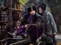 Bogaty pan w purpurowym stroju i futrzanej czapie z pawim piórem, siedzi na wozie. Czy to zapowiedź drugiego sezonu 1670?