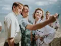 Trzech bohaterów z filmu "Teściowie 2" robi selfie na plaży. Gdzie obejrzeć ten hit?