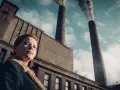 Kobieta na tle fabryki z kominami. Czy to scena z serialu "Ołowiane dzieci ile odcinków"?