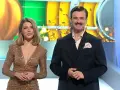 Para prowadzących w studio, ona w złotej sukni, on w garniturze. Czy to złota karta koło fortuny co to znaczy?