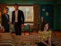 Chloe i Lucifer z sezonu 6 rozmawiają z dzieckiem w pokoju.
