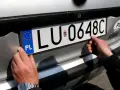 Ręce montują tablicę rejestracyjną LU 0648C. Czy to melodia finał?