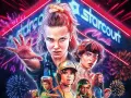 Eleven i jej przyjaciele z Stranger Things 3 gotowi do walki pod neonowym szyldem Starcourt Mall, otoczeni fajerwerkami.