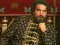 Marcin Dorociński w bogato zdobionej, historycznej kreacji. Aktor znany z wielu filmów, seriali i programów.