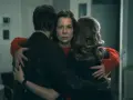Trzy osoby w uścisku. Czy to zapowiedź 4 sezonu "Krew z krwi"?