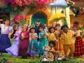 Rodzina z filmu nasze magiczne encanto netflix, z Mirabel w centrum, pozuje przed kolorowym domem.