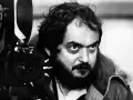 Intensywny kubrick stare zza kamery. Jego spojrzenie przenika, gdy przygotowuje się do ujęcia.