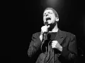Leonard Cohen śpiewa z pasją, a jego głos niesie się w ciemności. Alleluja, jaka to melodia!
