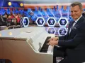 Mężczyzna gra na białym pianinie w studio telewizyjnym. Czy to melodia z programu "Jaka to melodia"?