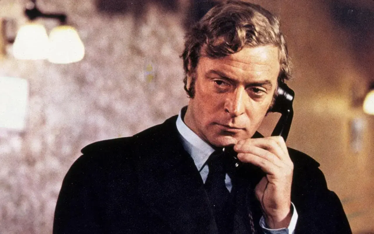 Michael Caine w jednym ze swoich kultowych filmów, rozmawia przez telefon.