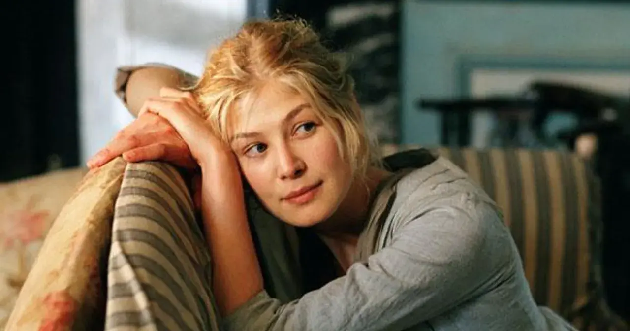 Rosamund Pike w filmach i serialach, jak na przykład w tej scenie, zachwyca swoją grą.