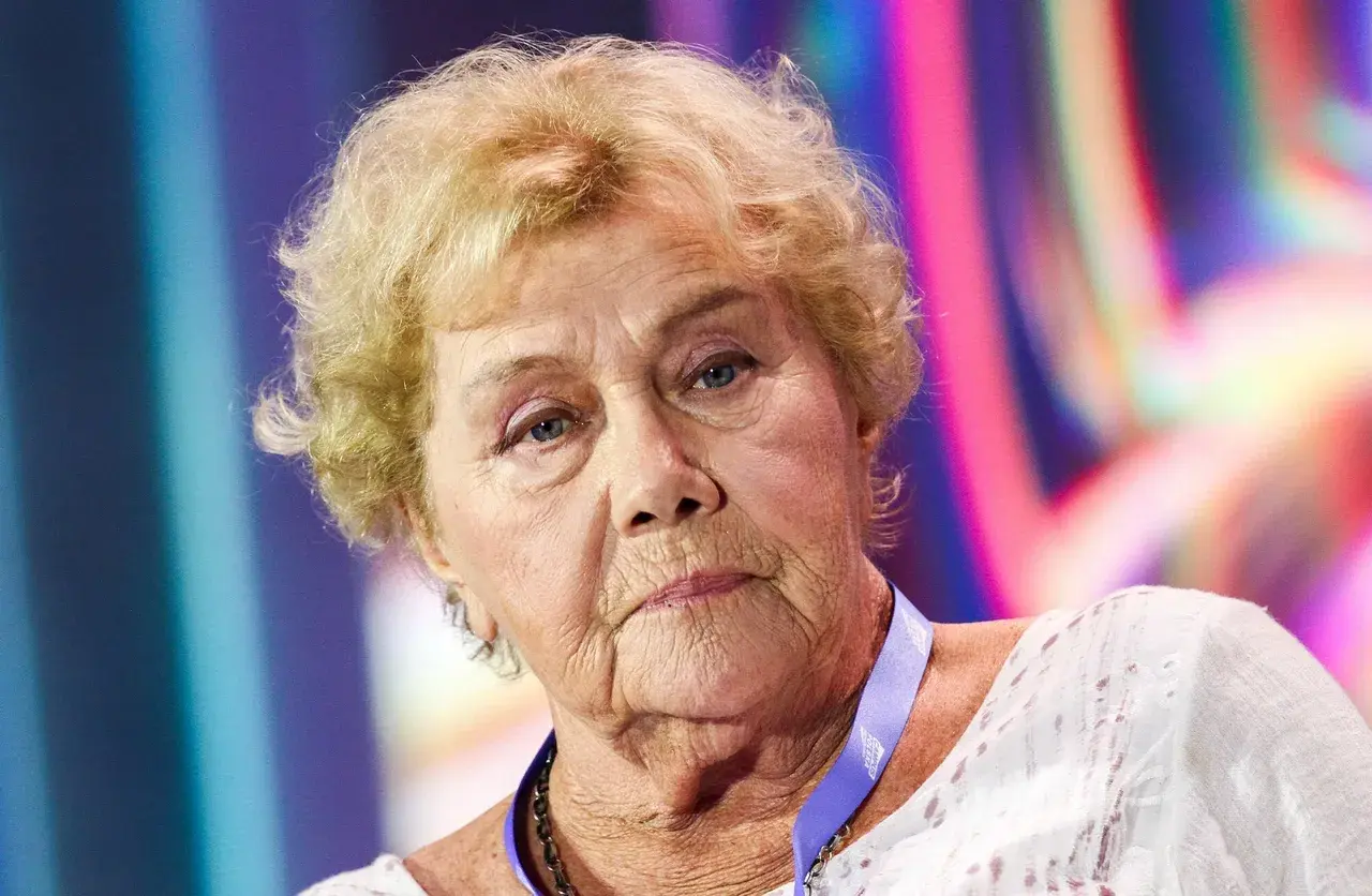 Teresa Lipowska, żyje i ma się dobrze, uśmiecha się do obiektywu.