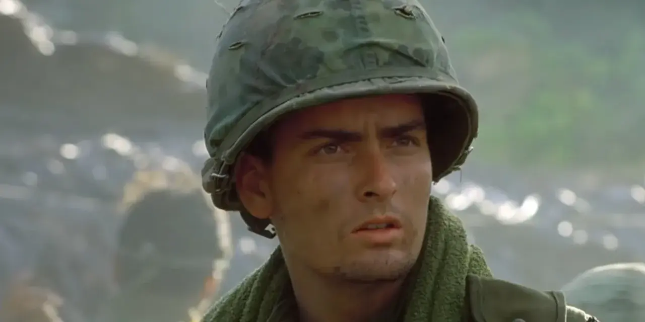 Charlie Sheen w wojskowym hełmie, jak w jego słynnych **filmach, serialach i programach**.