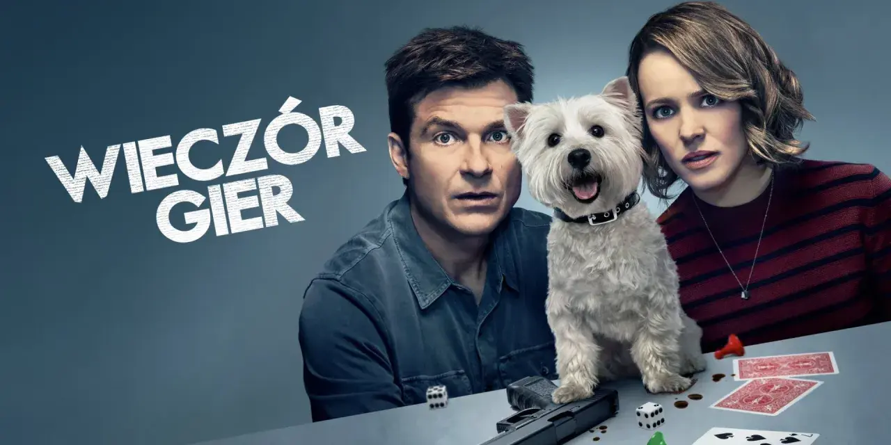 Jason Bateman i Rachel McAdams z psem, otoczeni przez karty, kości i pistolet. Zapowiada się wieczór pełen emocji i fajne filmy.