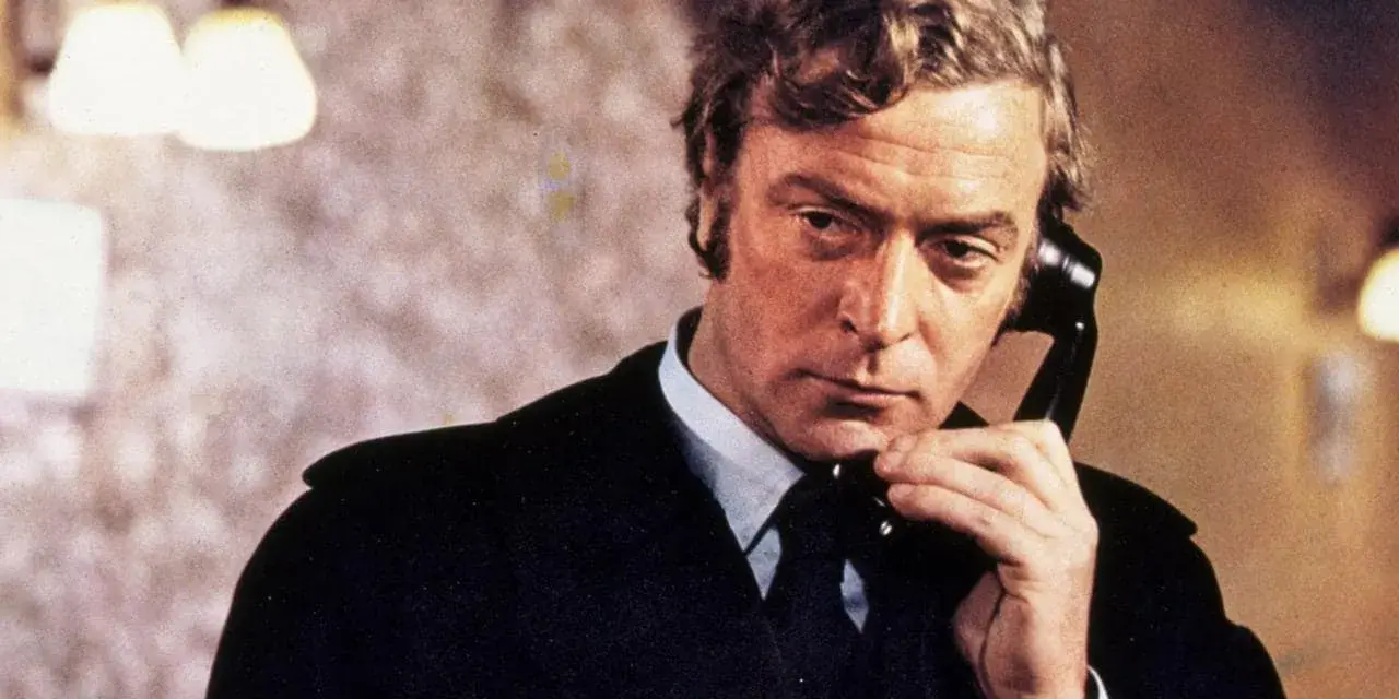 Michael Caine w jednym ze swoich kultowych filmów, rozmawia przez telefon.