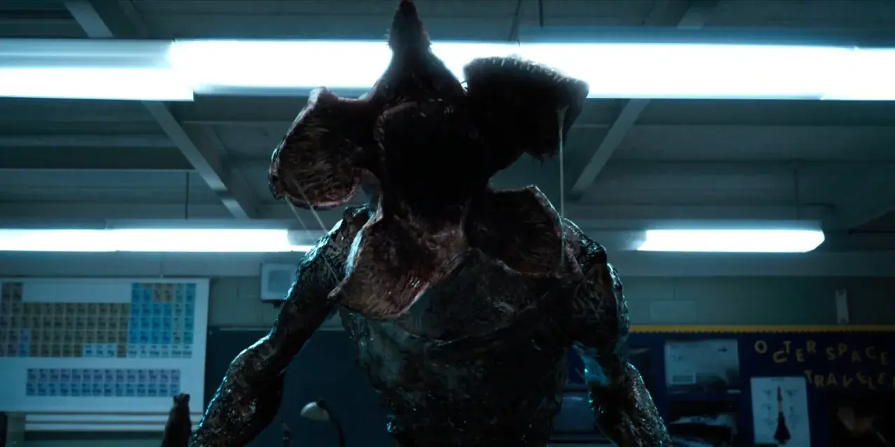 Demogorgon, jeden z przerażających potworów ze Stranger Things, czai się w szkolnej klasie.